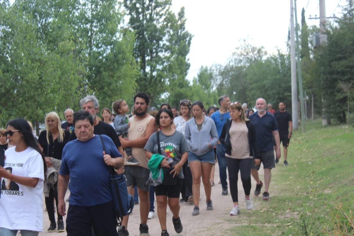 El pueblo reclamó respuestas por la muerte de Samuel Tobares y la ausencia de la Guardia Urbana. (La Voz)