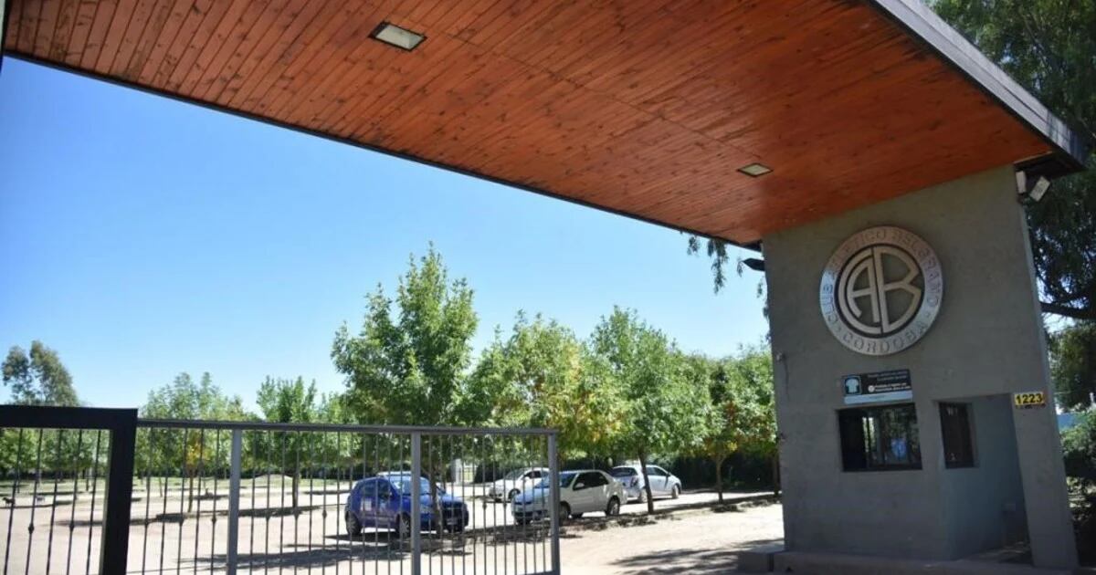 El ingreso al predio Armando Pérez
