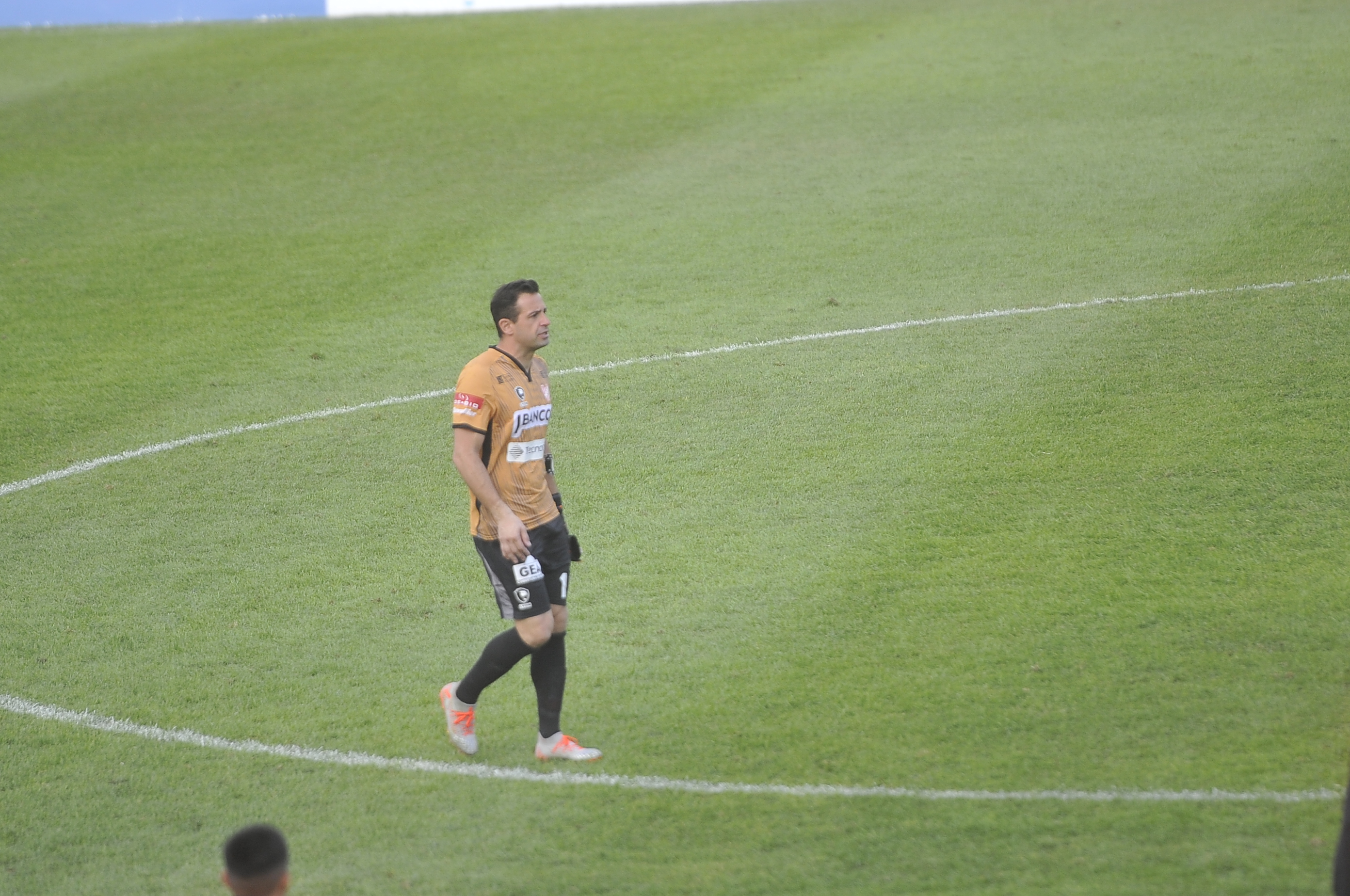 El arquero de Instituto, Jorge Carranza, retirándose con bronca de la cancha luego de la derrota de Instituto ante All Boys el año pasado. (Javier Ferreyra / La Voz).