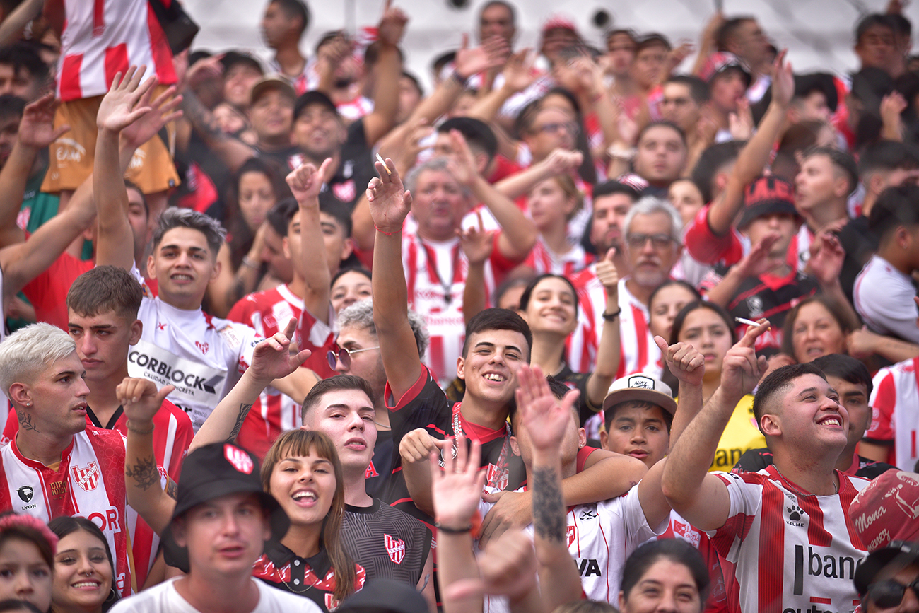Fotos de hinchas de Instituto en el estadio Monumental en el partido ante Sarmiento de Junín para la Liga Profesional. (Ramiro Pereyra)
