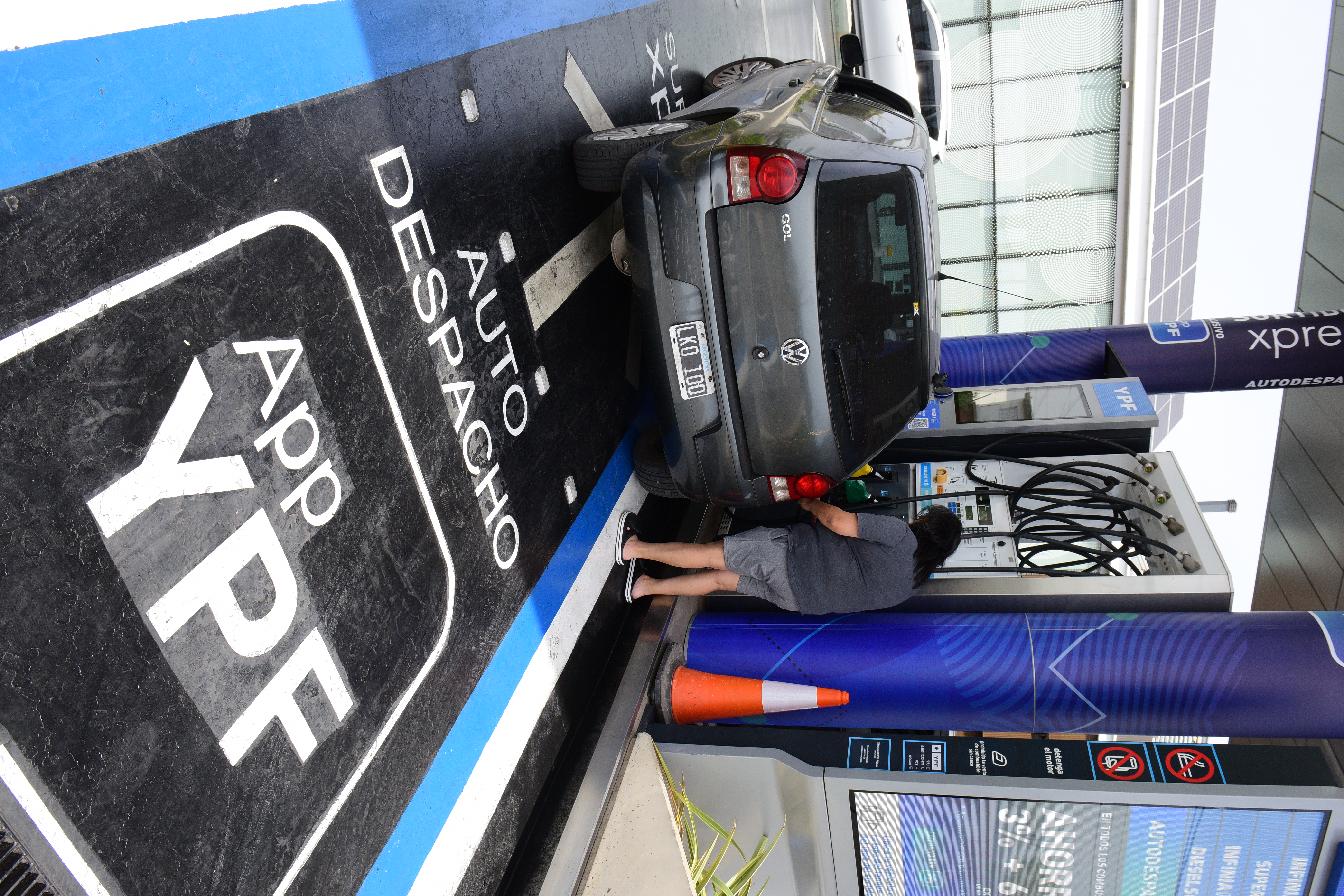 Barrio Alto Alberdi. Una YPF ya cuenta con el autodespacho de combustibles en la ciudad de Córdoba (José Hernández/La Voz).