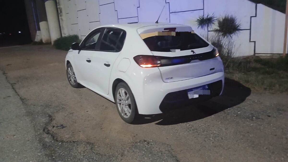 Córdoba: detuvieron a una policía retirada que llevaba dos ladrillos de cocaína en el auto. (Policía)
