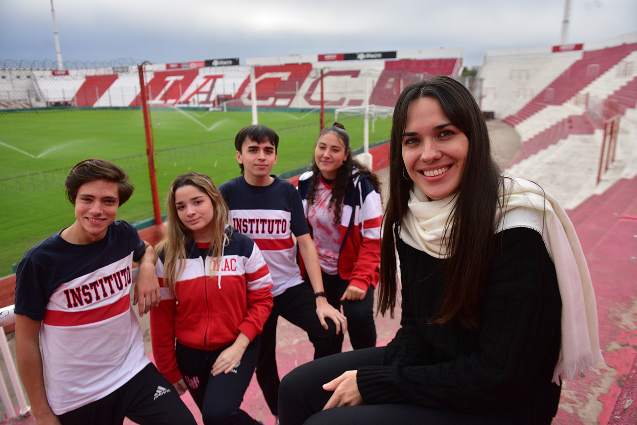 Lorenzo, Perla, Thiago, Martina y la profesora Belén, del Instituto Educativo Alta Córdoba ( Ramiro Pereyra / La Voz)