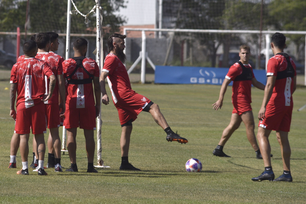 El plantel de Instituto entrenó en el predio de La Agustina, preparándose para su encuentro ante Estudiantes de Caseros por la final del Reducido.  (Ramiro Pereyra / La Voz)