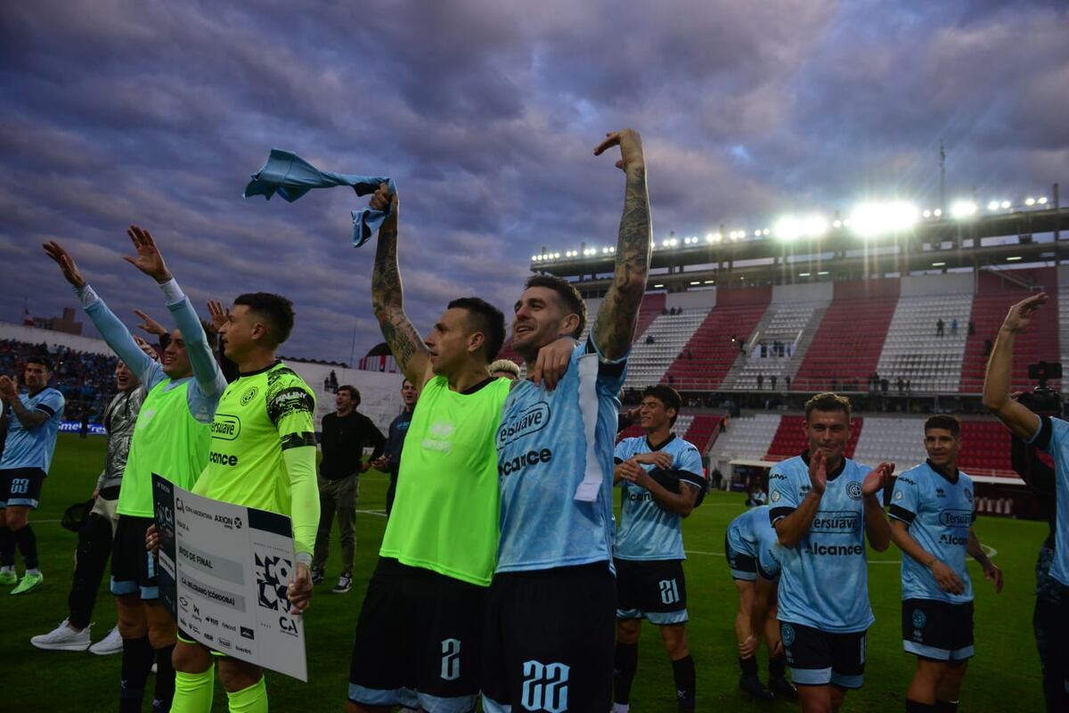 El Pirata y los festejos tras conseguir la clasificación a octavos de Copa Argentina en Santa Fe. (Nicolás Bravo / La Voz).