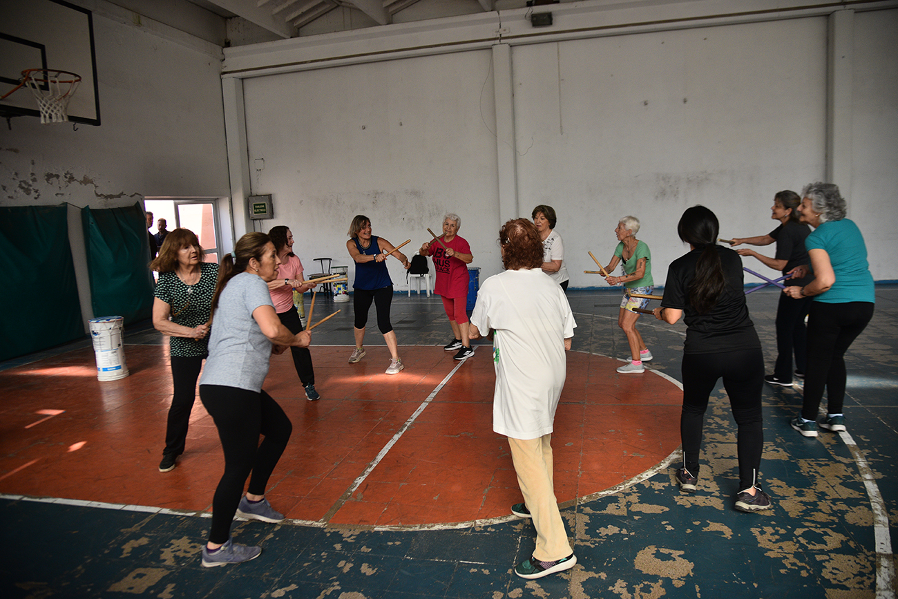 Adultos mayores realizan actividades con tambores. Polideportivo General Paz
(Pedro Castillo / La Voz)