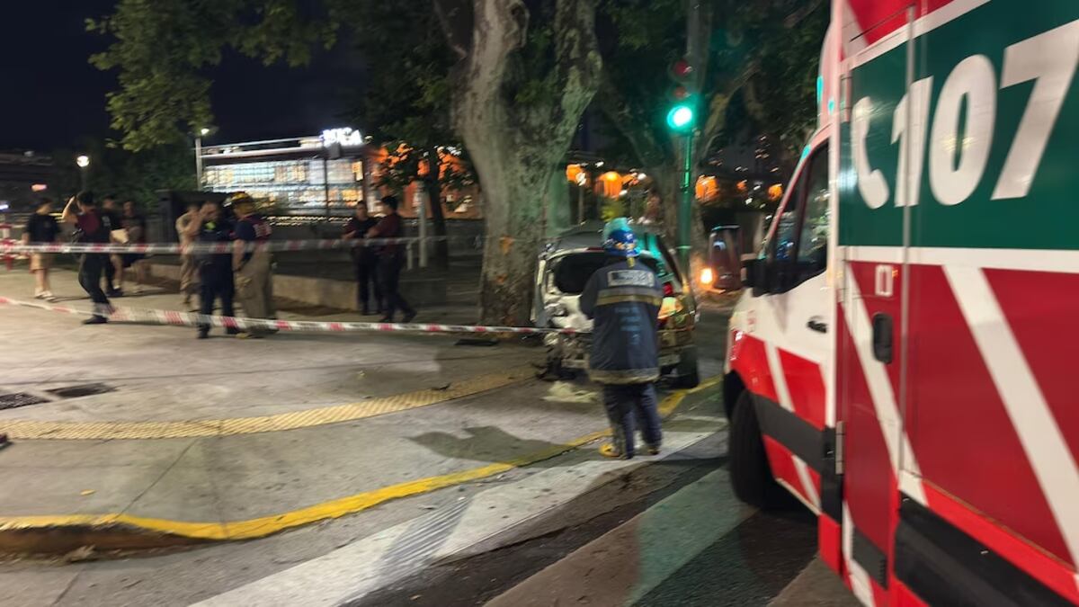 Trágico choque en Monserrat: murieron dos mujeres en un accidente que involucró a una camioneta, un auto y una bicicleta.