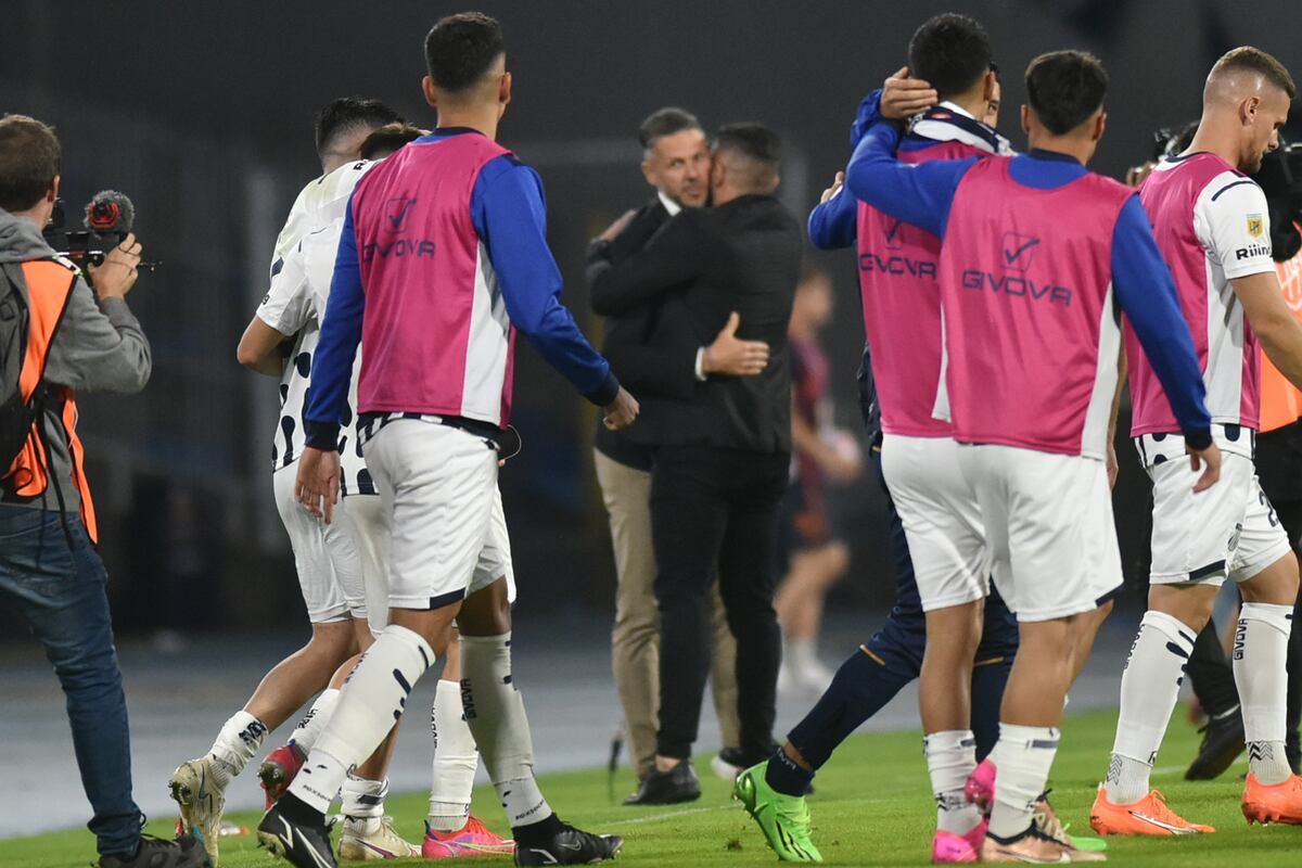 El saludo final entre Gandolfi y Demihelis. (Javier Ferreyra / La Voz)
