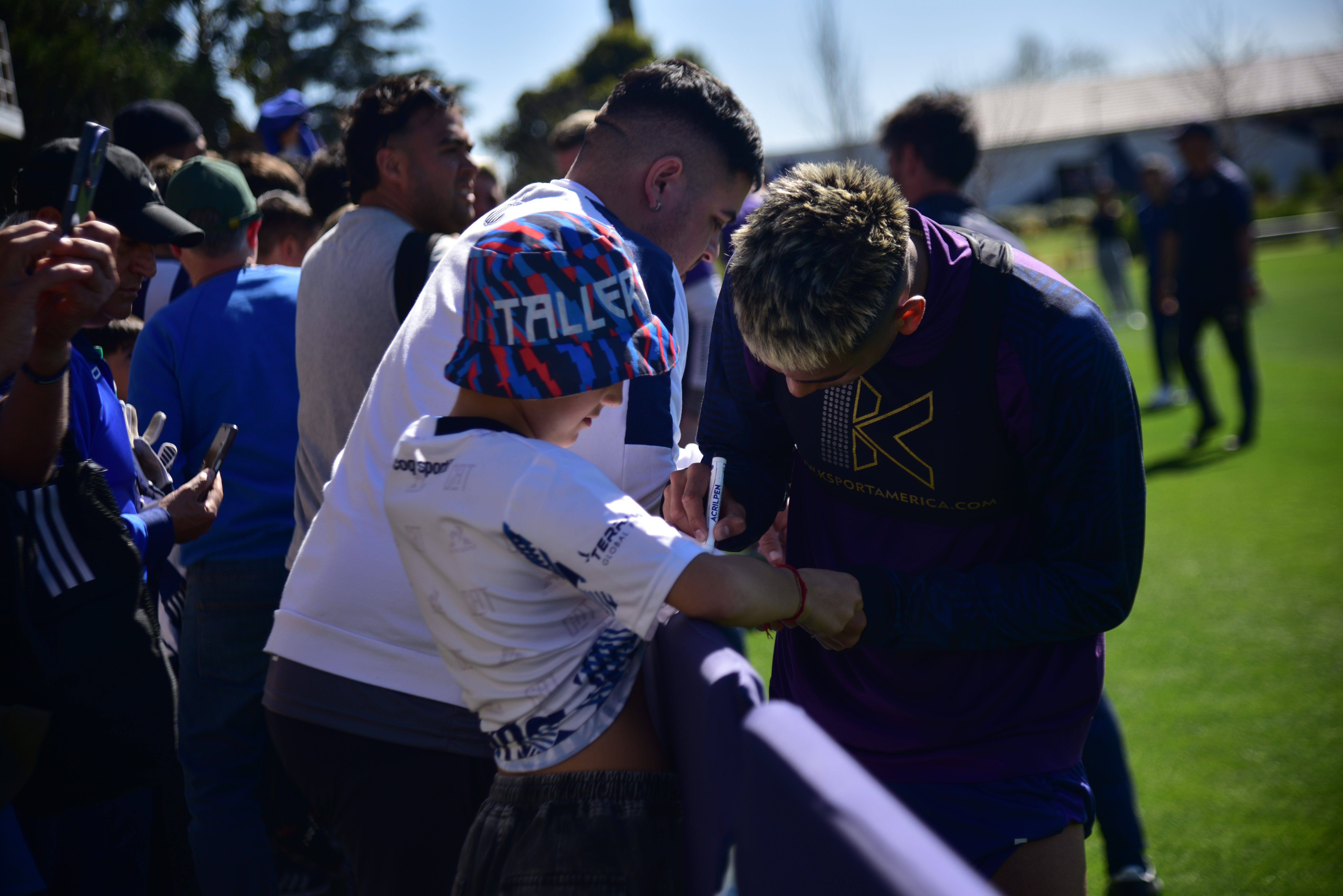 El plantel de Talleres con los socios que fueron a la práctica. (Pedro Castillo / La Voz)