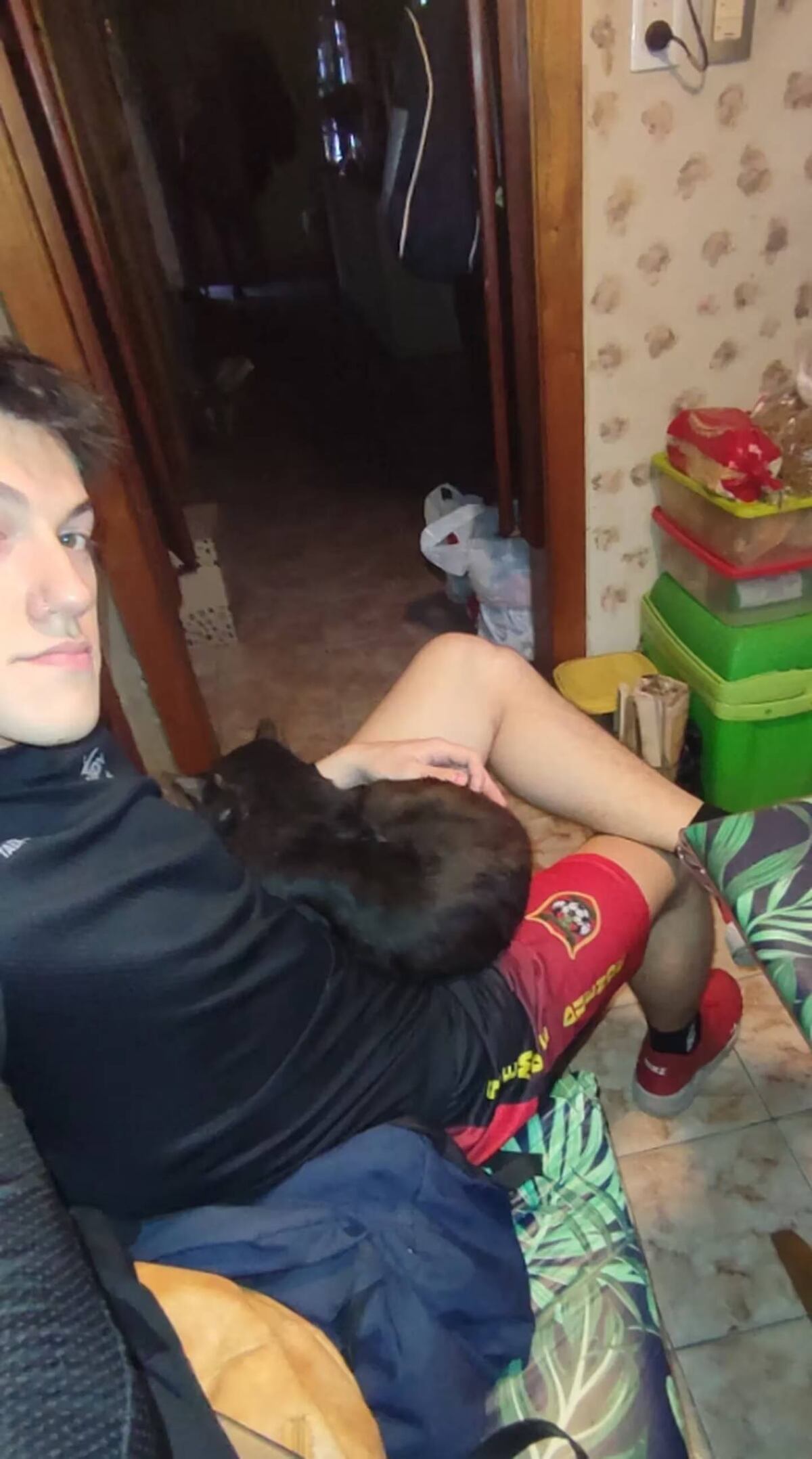 Se sacó una foto con su gato, la subió a las redes y un amigo lo alertó por la presencia de un fantasma. (X/SevelioEv)