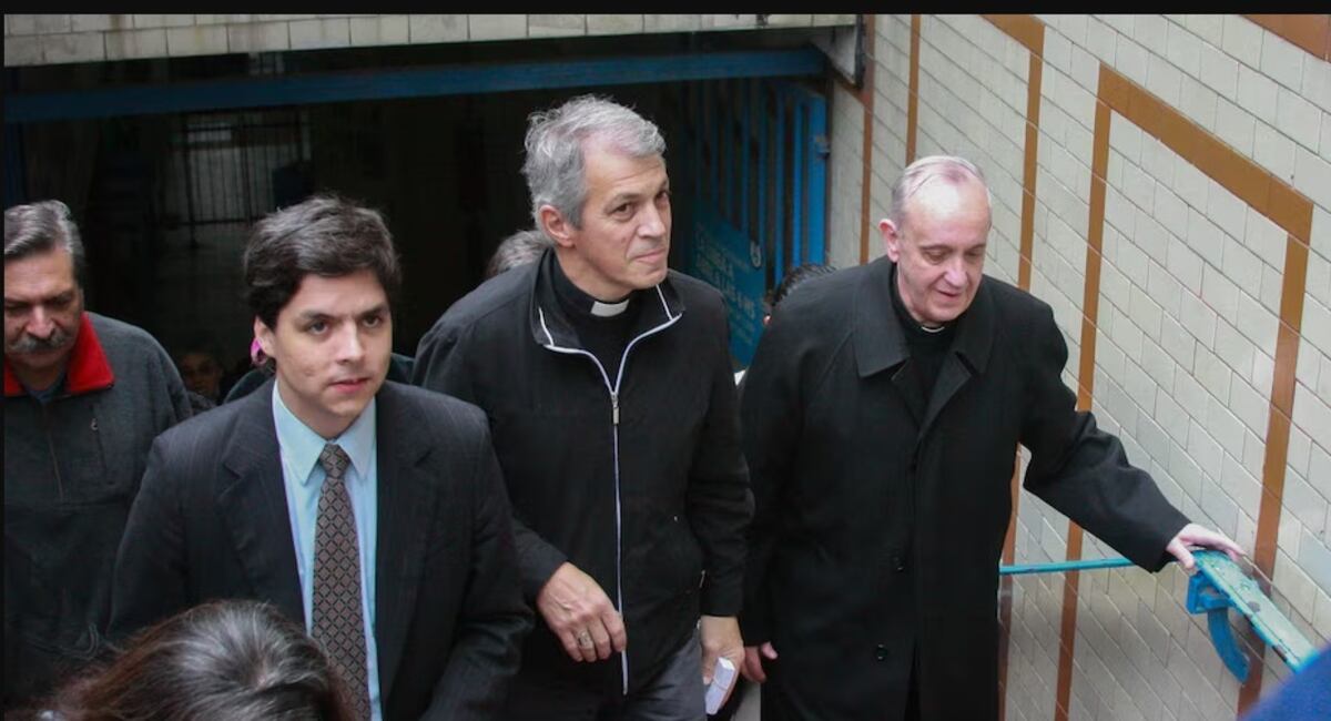 Buenos Aires, 2008. Bergoglio y colaborador salen de la línea A del subte porteño.