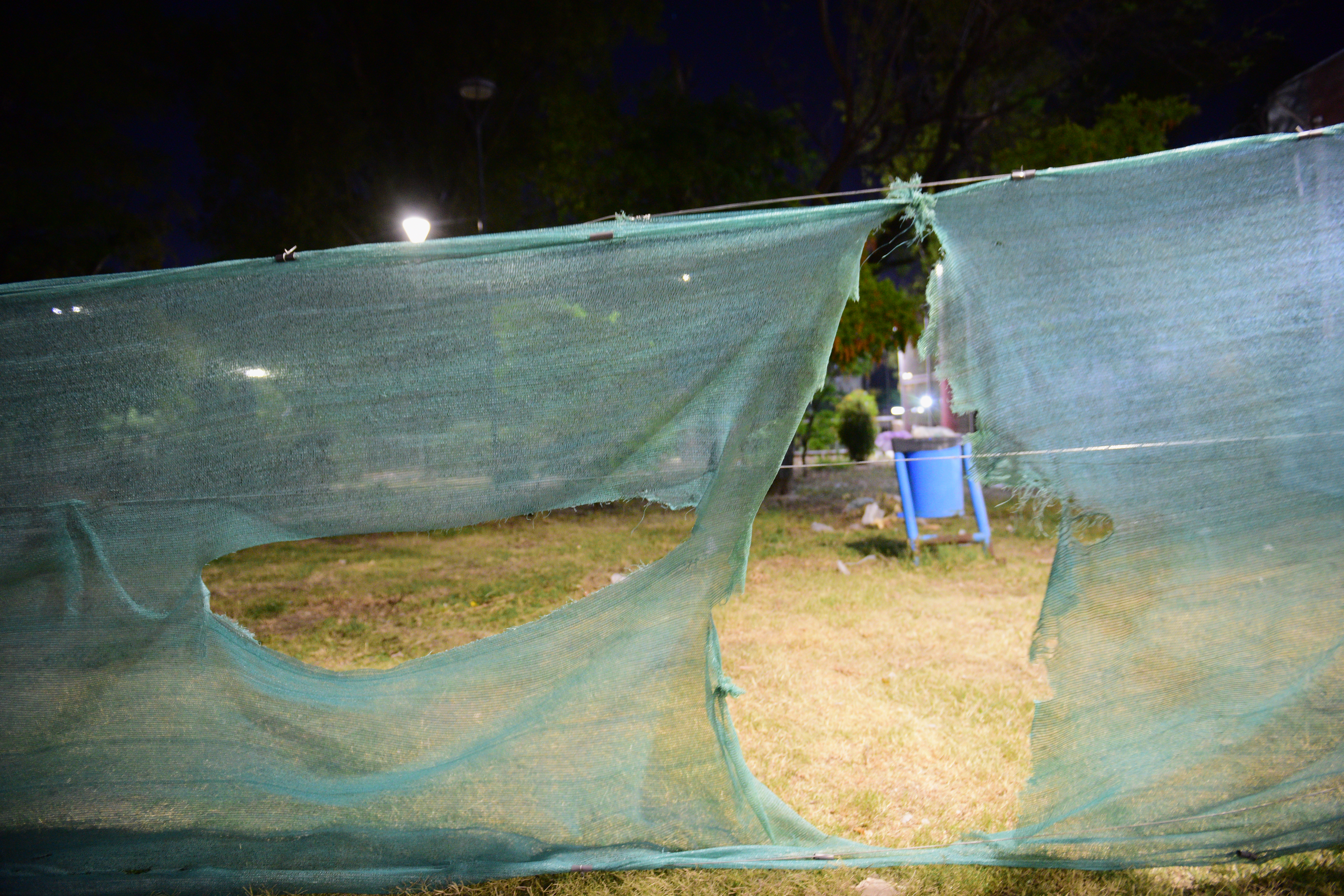 El cierre provisorio del sitio fue vandalizado. (Javier Ferreyra / La Voz)