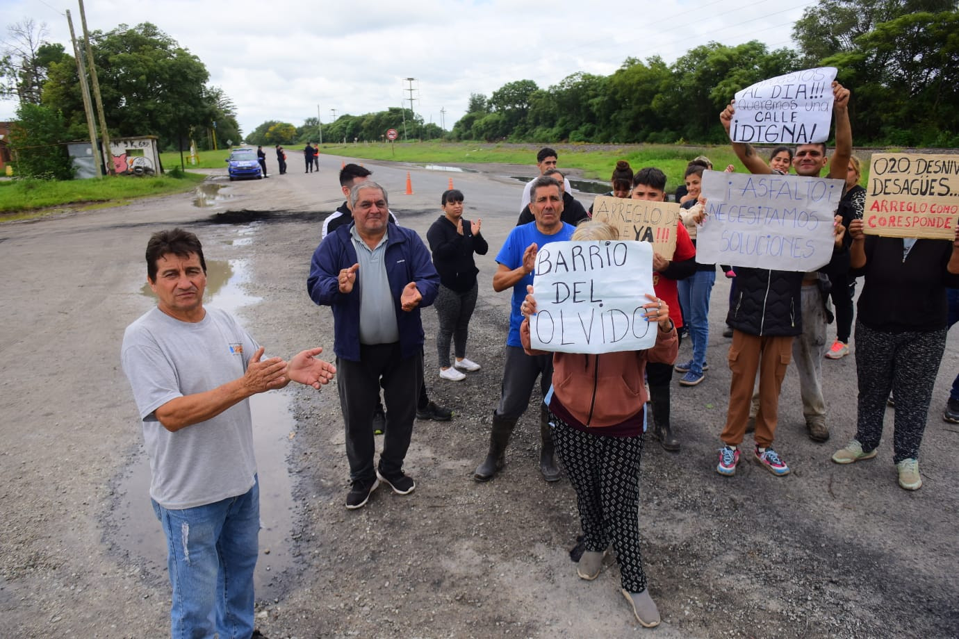Vecinos de Barrio Quintas de Ferreyra cortaron la ruta en reclamo de mejoras en los desagües.  (José Gabriel Hernández / La Voz)
