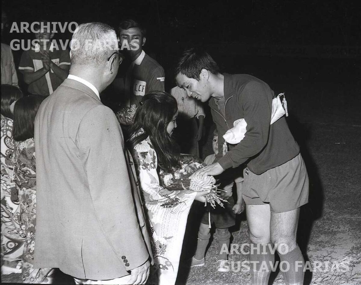 Un jugador del Mitsubishi recibe un presente de la colectividad japonesa de Córdoba en el partido de 1970, ante Belgrano, que ese día vistió la camiseta de la Liga Cordobesa. (Archivo Gustavo Farías)
