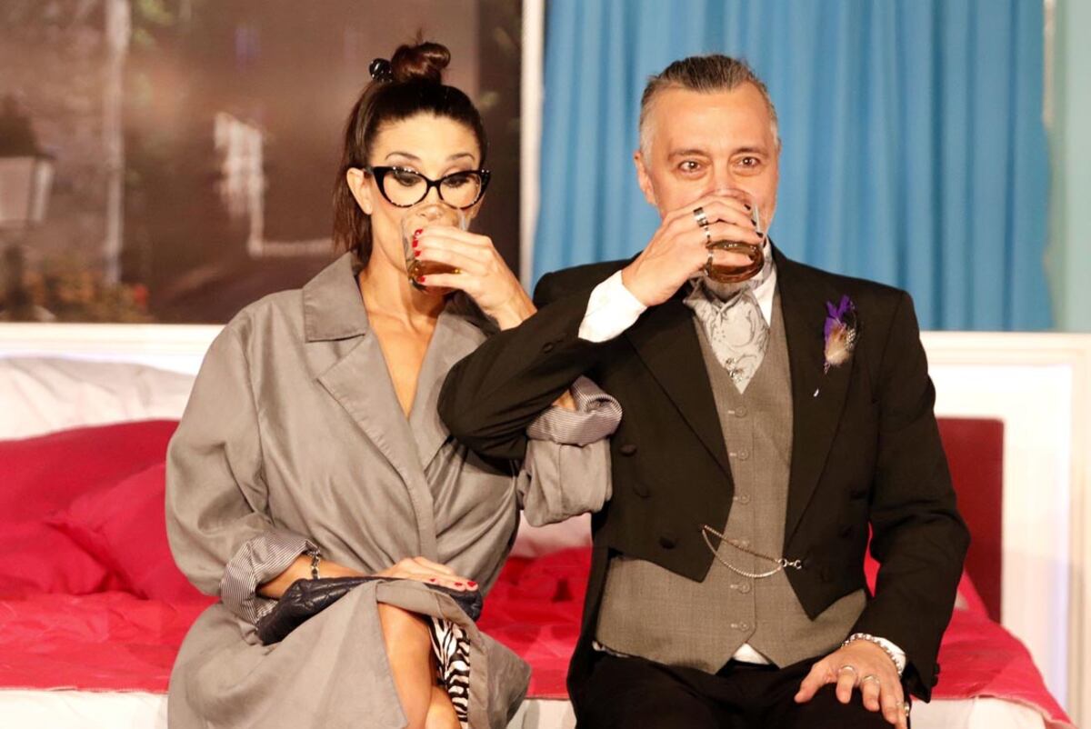 Cenamos en la cama
La obra se presenta de martes a domingos en el Teatro Candilejas 2 Carlos Paz.
Con Germán Kraus, Graciela Pal, Mimí Pons, Esteban Prol, Chiqui Abecasis y Flor Marcasoli.
Yanina Aguirre
