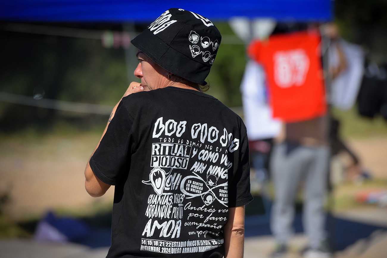Previa de los fans de Los Piojos en el Estadio Mario ALberto Kempes. (José Gabriel Hernández / La Voz)