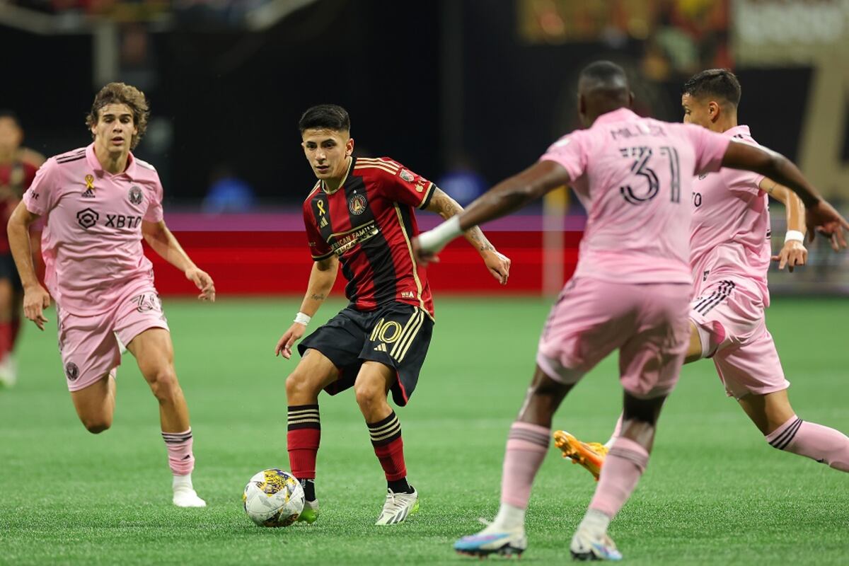 Thiago Almada en su paso por el Atlanta United, en lo que fue un partido conta el Inter de Miami con césped artificial (Atlanta U)