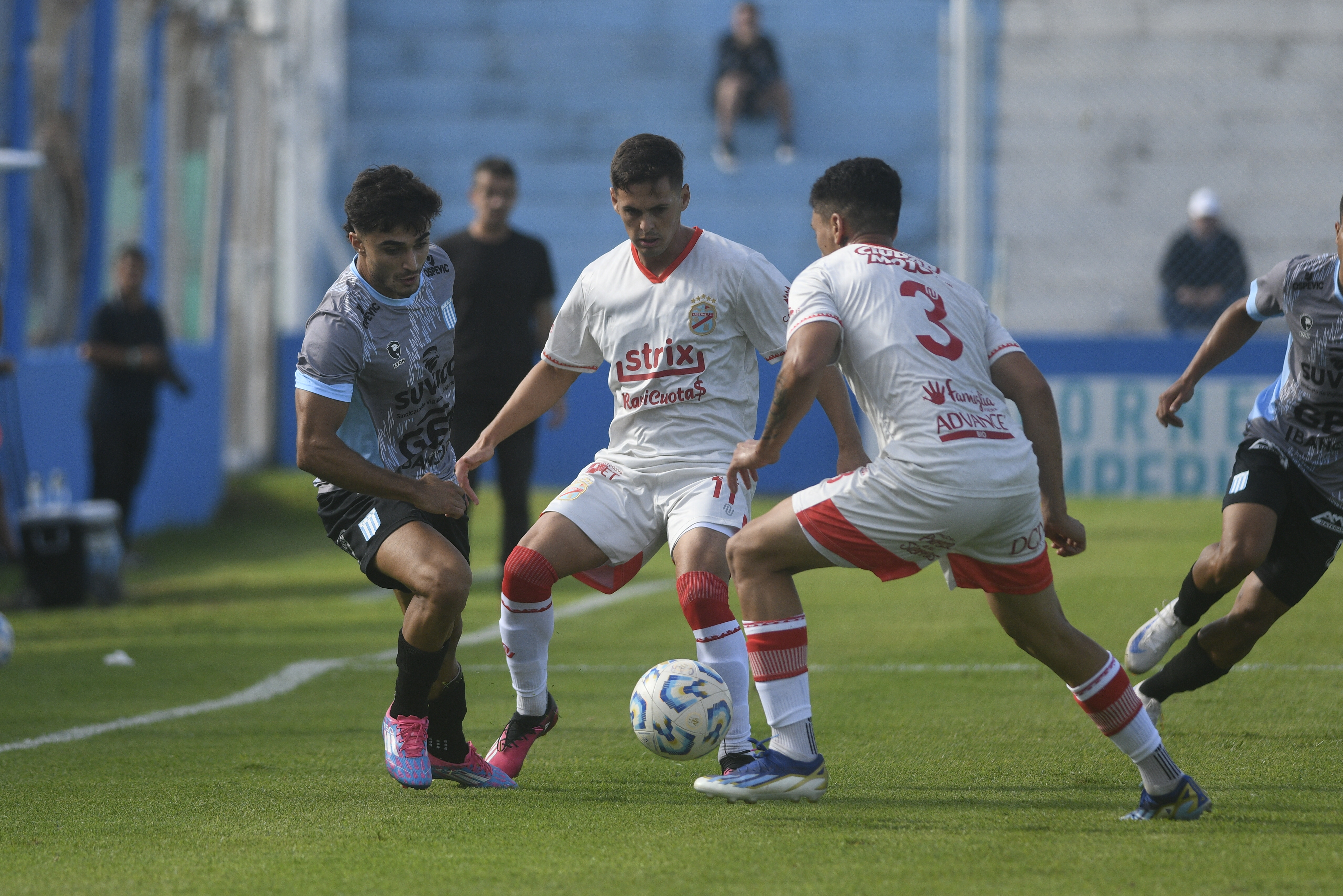 Racing y su partido ante Arsenal de Sarandi. (Ramiro Pereyra / La Voz).