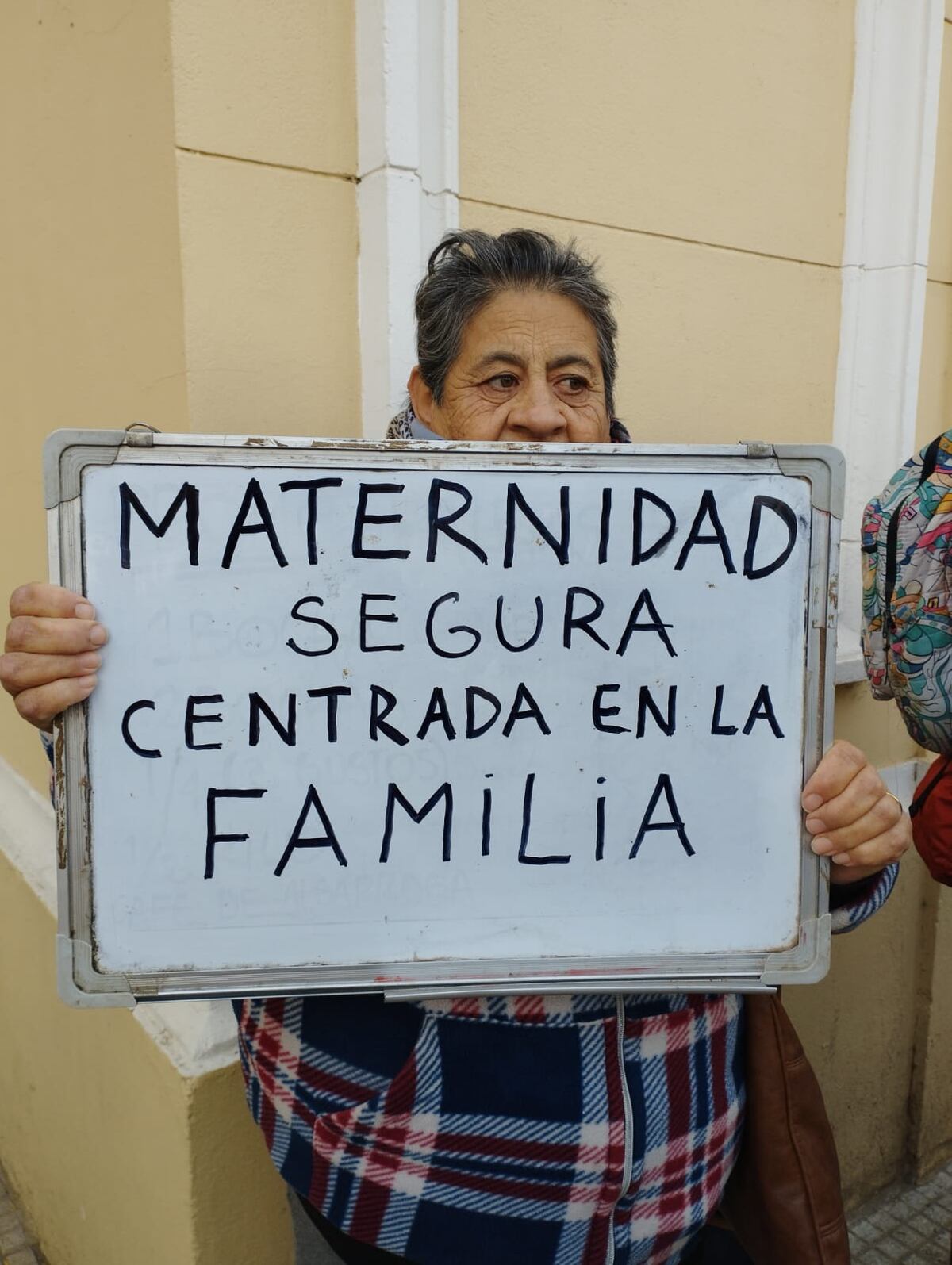 Intervención. Abrazo simbólico a la Maternidad Kowalk en Río Cuarto. (Gentileza).