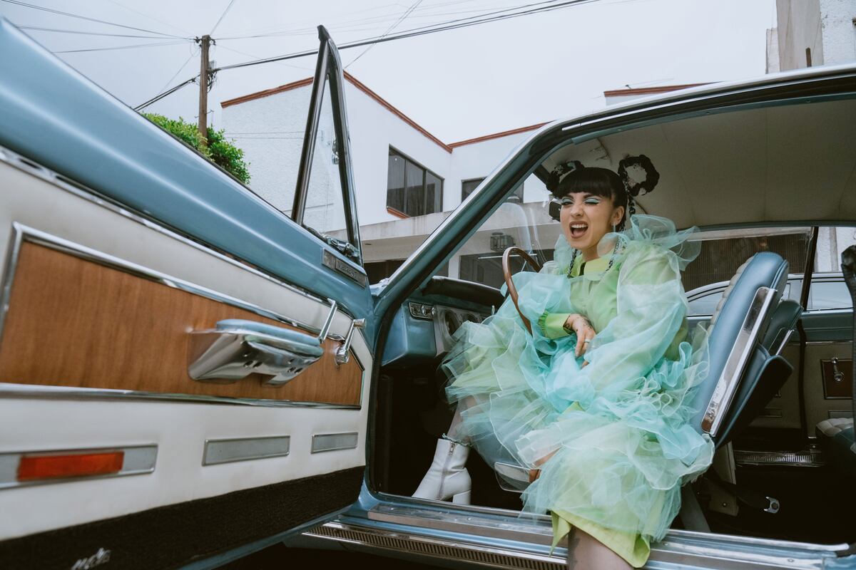 Mon Laferte, durante la grabación del clip de "Algo es mejor". (Universal Music)