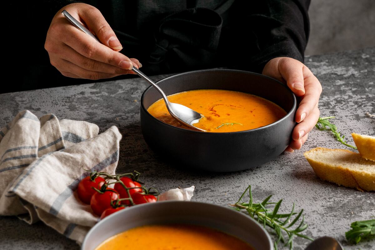 Para mantenerse hidratado, se puede sumar un plato de sopa en cada comida y mantener el consumo de frutas y verduras. Freepik.