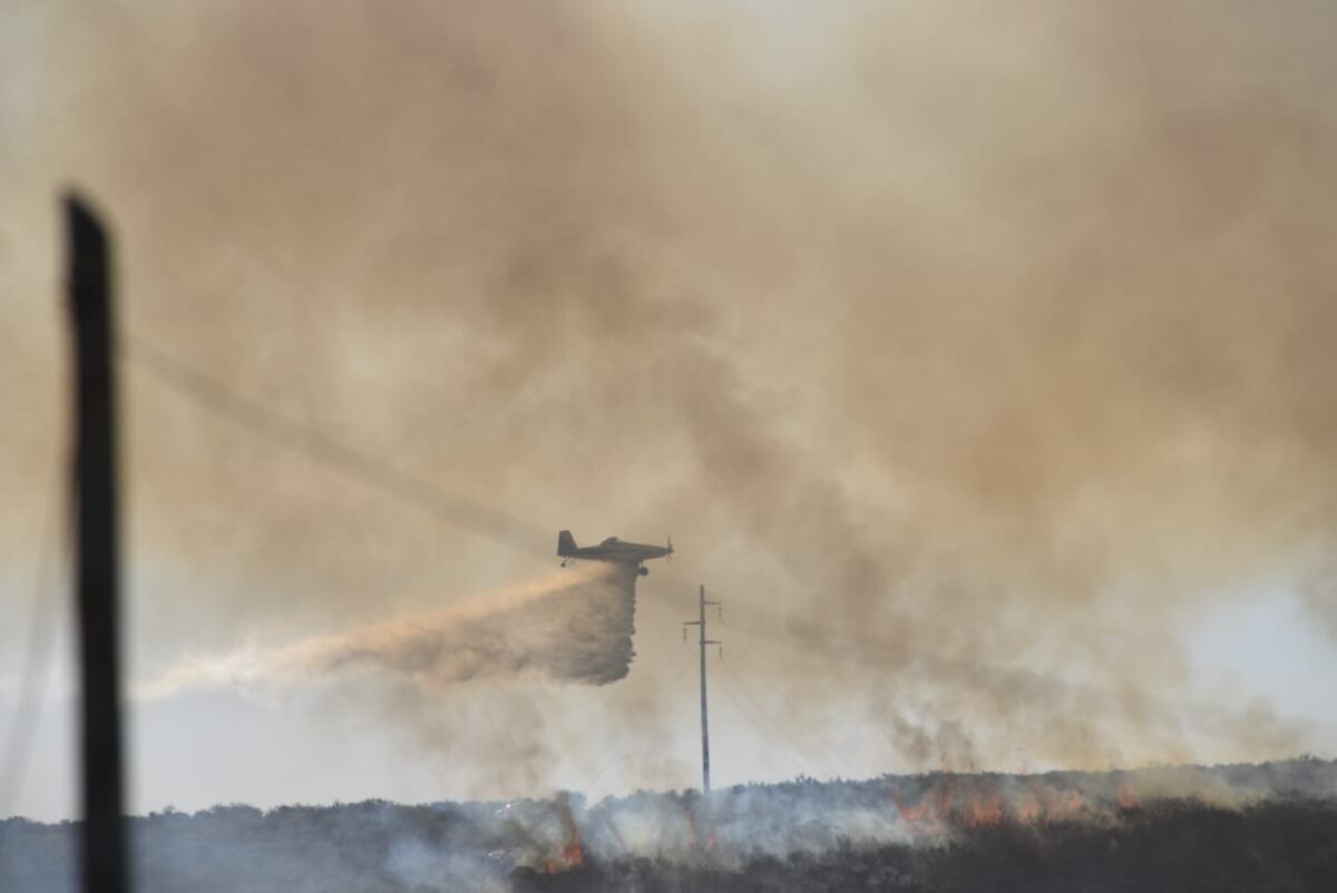 Combate del fuego en un ncendio en la zona del basural de La Cumbre, hace un par de años. (La Voz/Archivo)