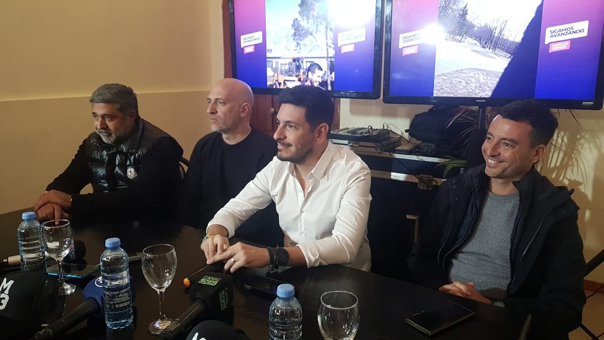 Marcos Ferreer festeja su releección en Río Tercero,. A su lado, en la conferencia de prensa en la noche de este domingo, Rodrigo de Loredo y dos dirigentes de la UCr de Buenos Aores: Daniel Angelici y Emiliano Jacobitti, del equipo de Martin Lousteau. (La Voz)