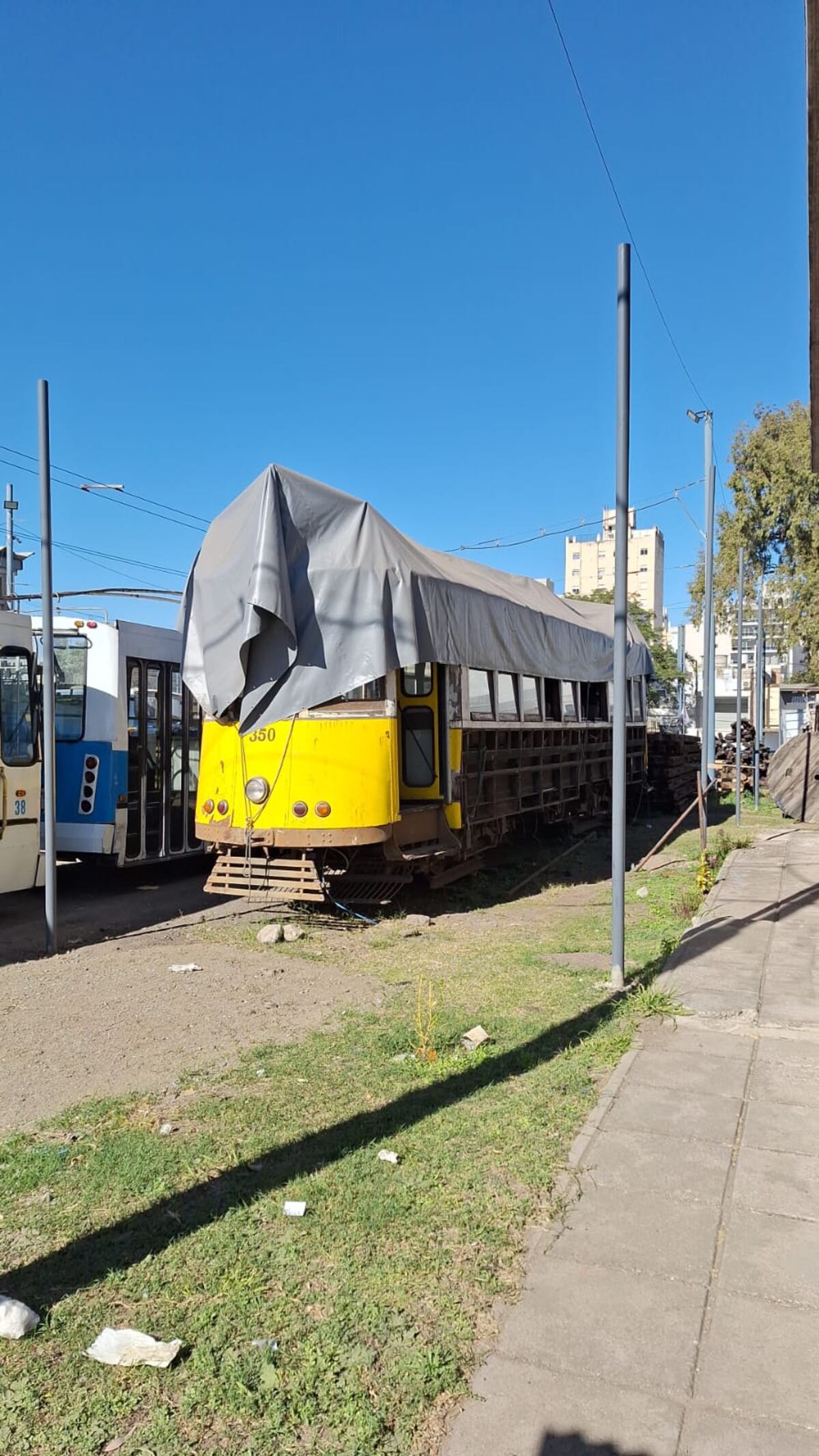 El tranvía histórico se está deteriorando en la base de Tamse de barrio General Paz (La Voz).