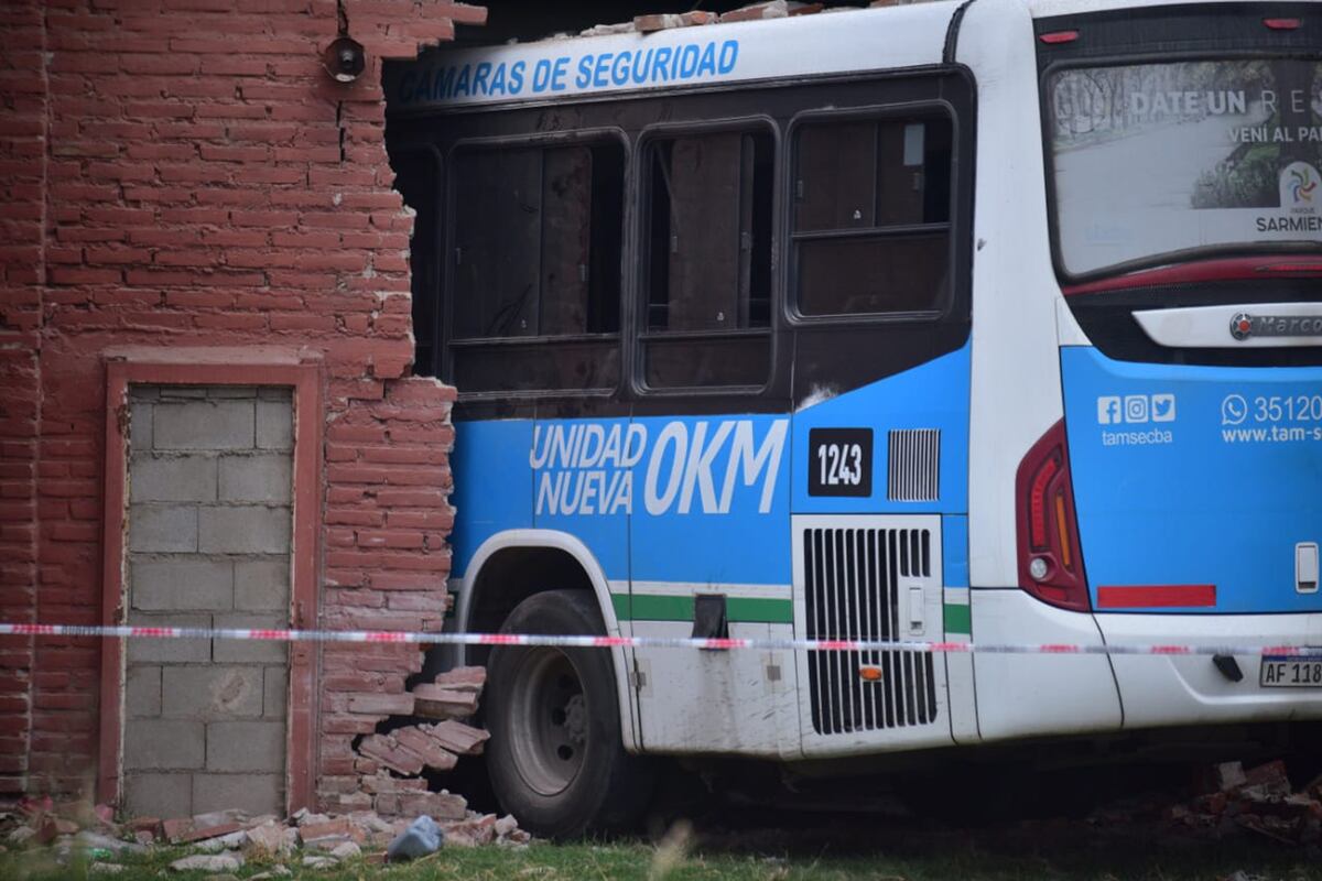 Un colectivo se incrustó en un taller mecánico y en una casa en Armada Argentina, de barrio Residencial Sur. (Ramiro Pereyra / La Voz)