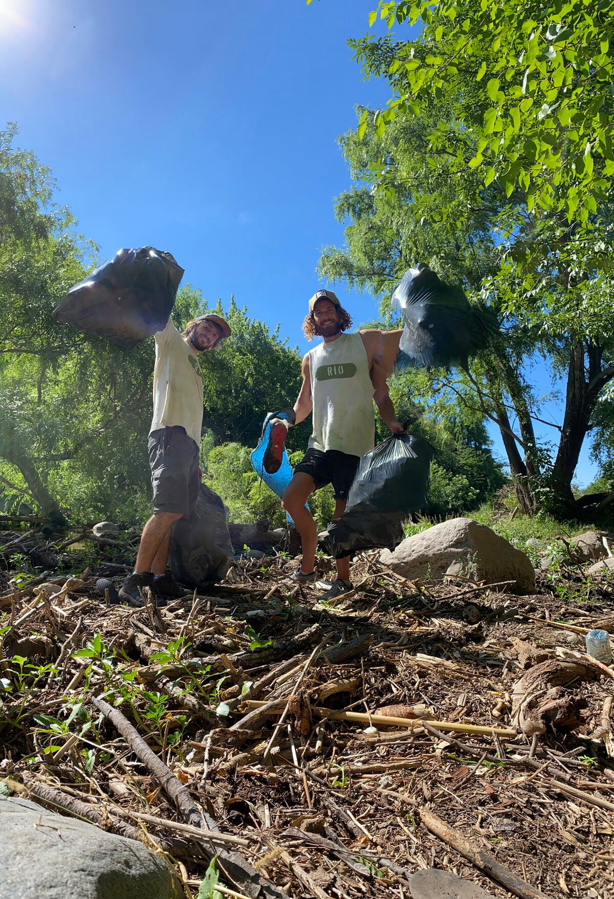 Martín Vázquez Jones recoge basura todos los días en el Suquía y lo hará durante todo 2026. (La Voz)