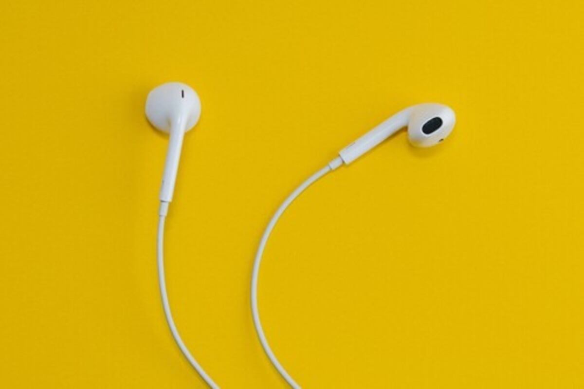 Por qué los auriculares con cable vuelven a ser tendencia: calidad, ahorro y estilo retro que seduce a la Generación Z