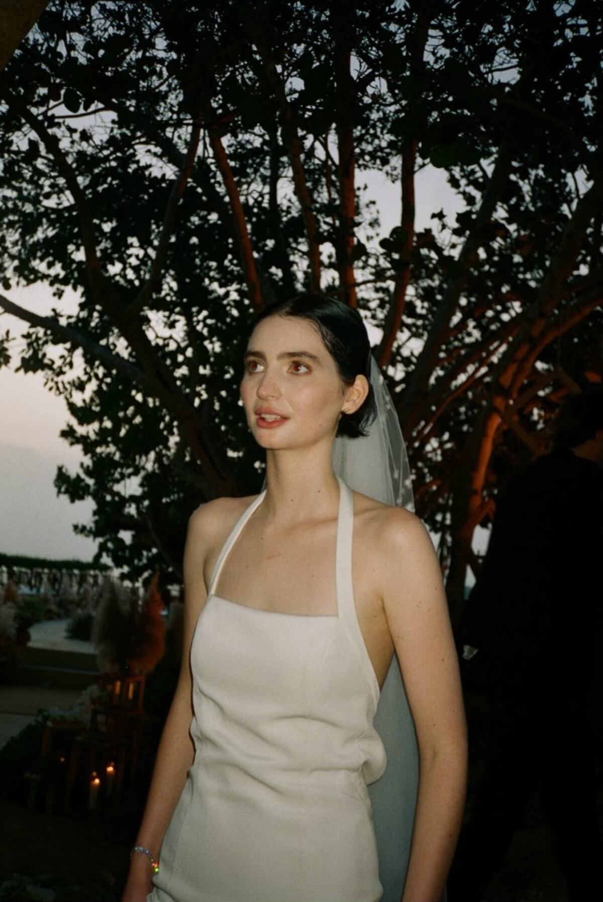 Meadow luciendo un vestido de novia de Givenchy.