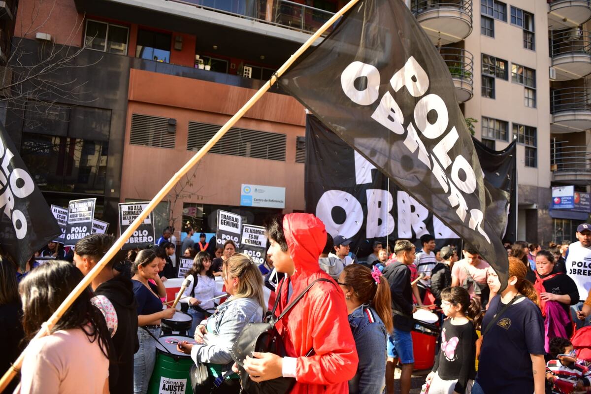 Organizaciones sociales se movilizan hacia la sede del Ministerio de Desarrollo Social de la Nación, ubicado en calle Chacabuco. (José Hernández/La Voz)