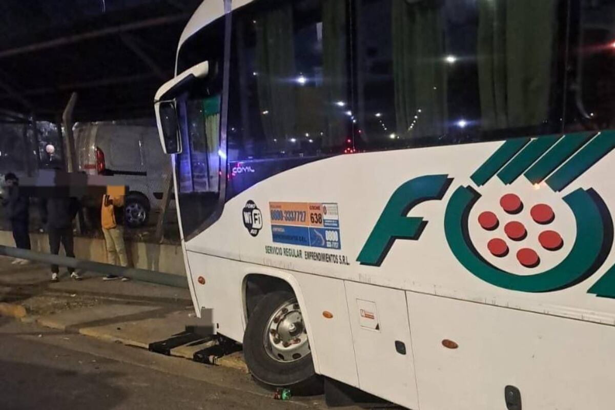 El colectivo de la empresa Fonobus perdió una rueda en pleno centro de Córdoba y terminó impactando contra un poste de alumbrado público. (Policía de Córdoba)
