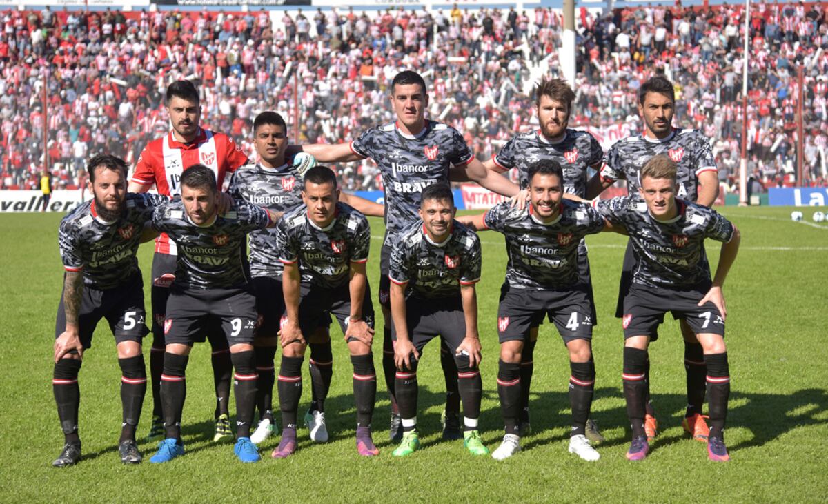 Esa tarde la Gloria debutó con estos 11. Arriba: Lucas Hoyos, Maximiliano Correa, Gabriel Fernández, Esteban Goicoechea, Víctor López. Abajo: Ezequiel Videla, Franco Olego, Javier Fernández; Ricardo Blanco, Ezequiel Bonacorso y Guido Mainero (Foto: Archivo / La Voz).