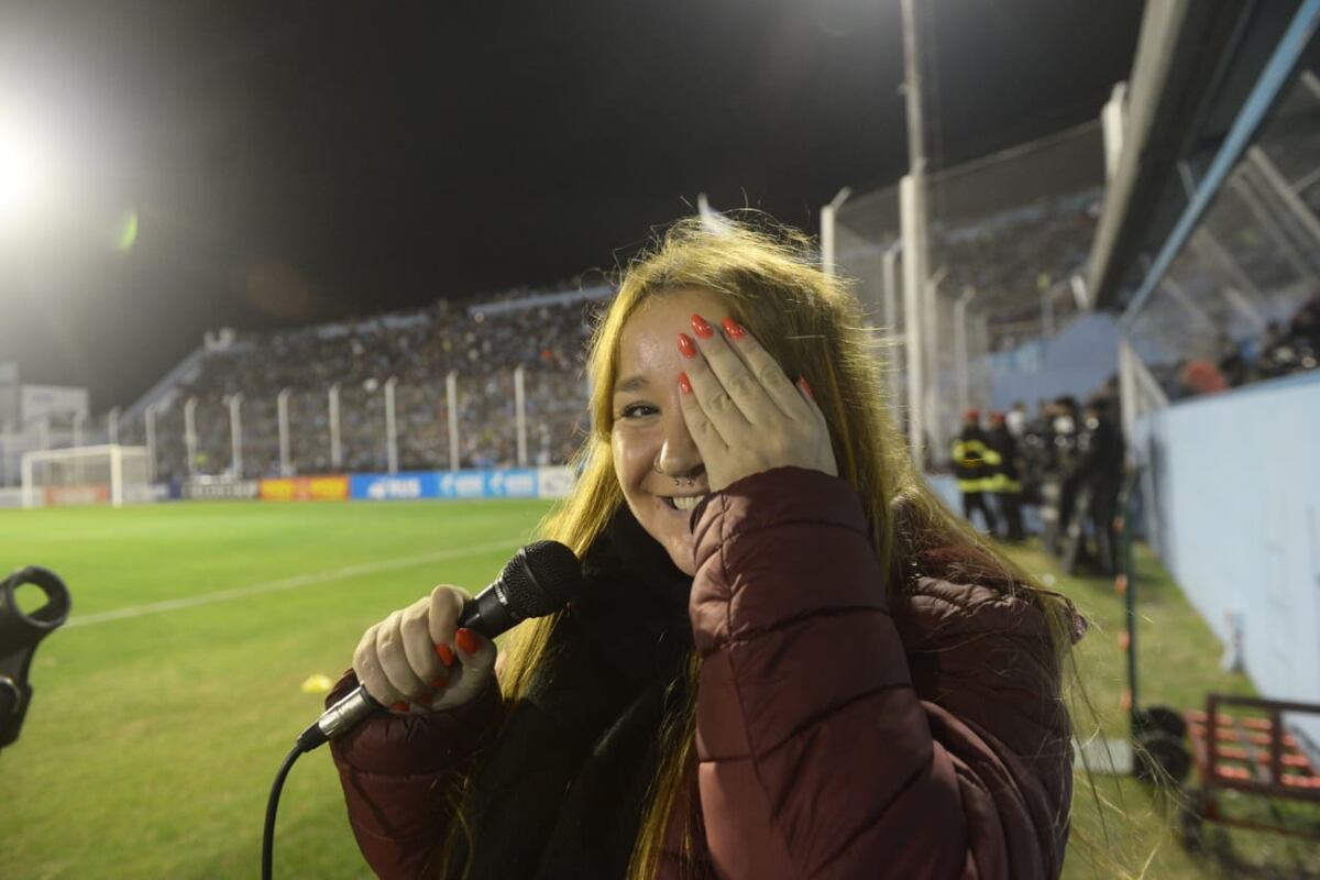 Romina Roisman, la voz del estadio en la cancha de Belgrano. (Javier Ferreyra)