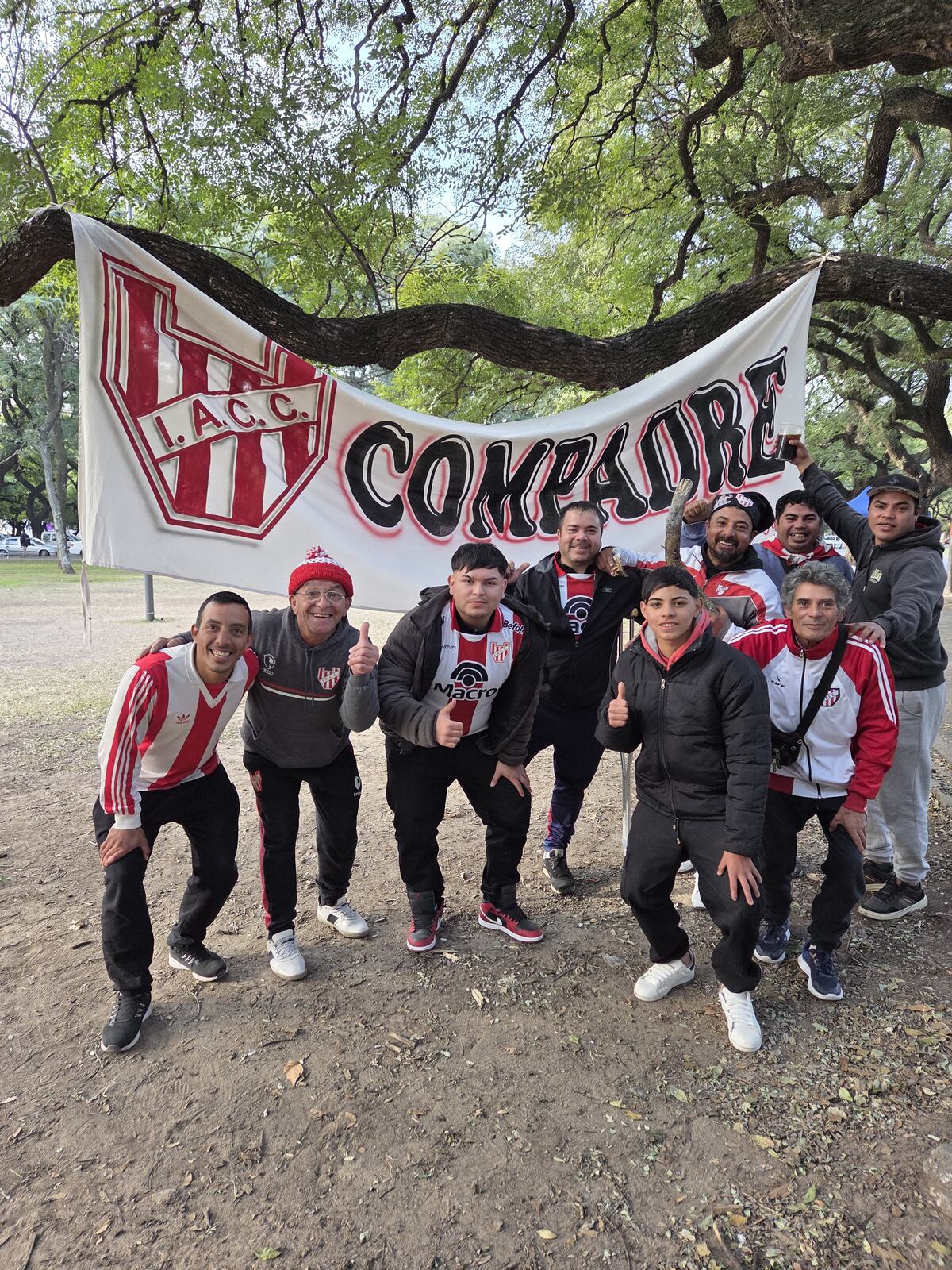 El aguante de los hinchas en Rosario (La Voz).