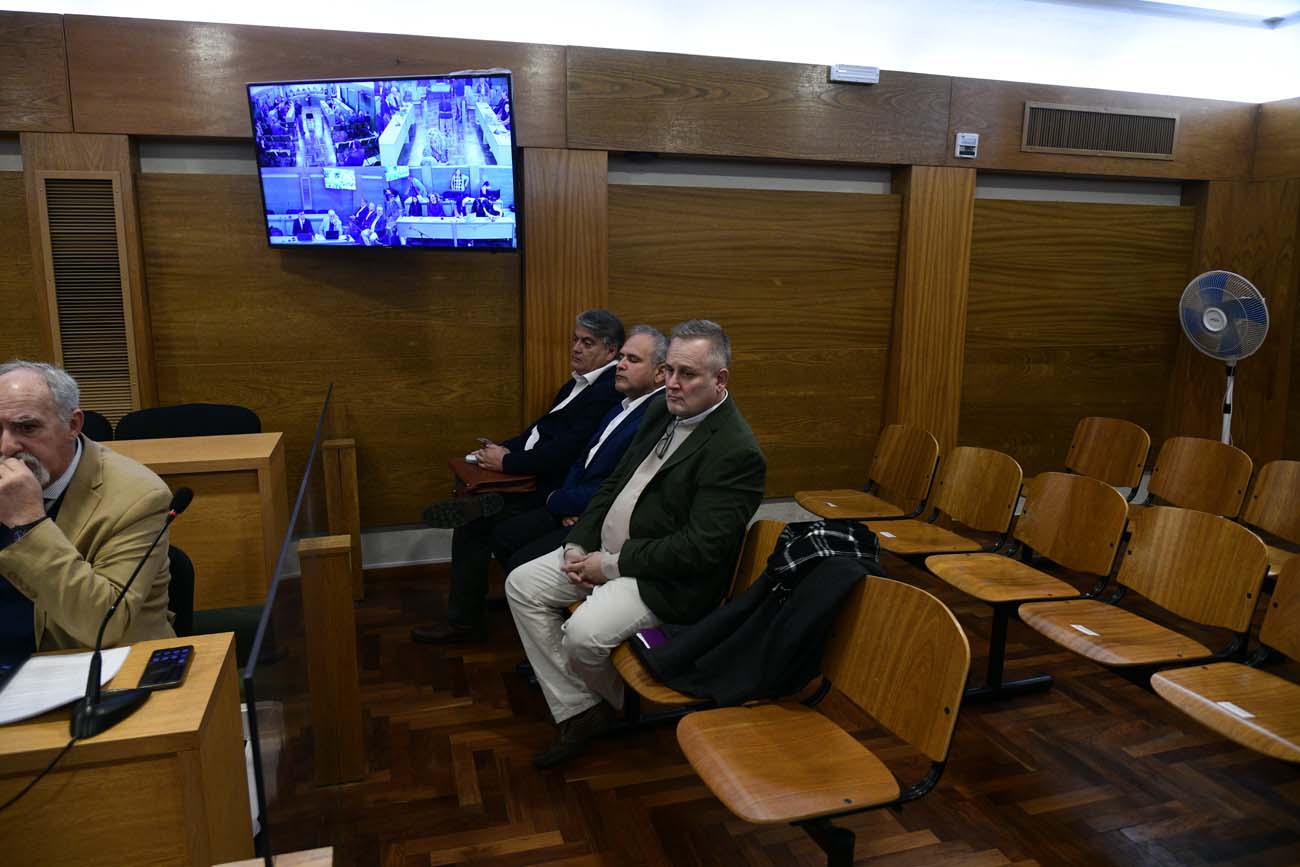 Acusados y defensor. Los tres acusados y el defensor que logró la absolución, Julio Deheza (izquierda). (Ramiro Pereyra/ La Voz)