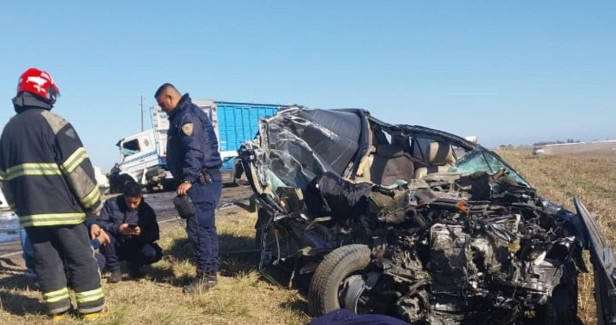 Así quedó el auto luego de chocar contra el camión. (Policía)