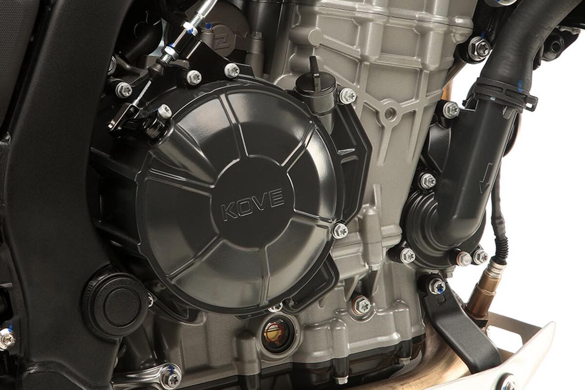 Está impulsada por un motor bi cilíndrico refrigerado por agua de 799 cc con 95 CV y un torque máximo de 80 Nm.