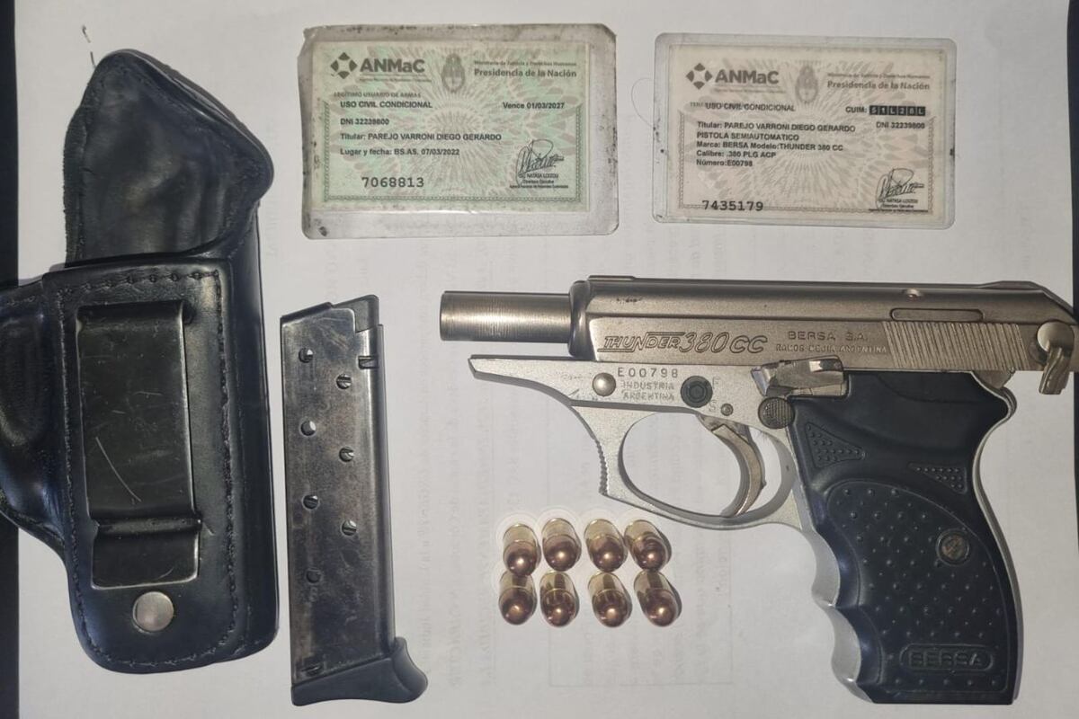Hallan un chaleco antibalas de la Policía y poderosas armas de fuego en manos de presuntos delincuentes. (Policía).