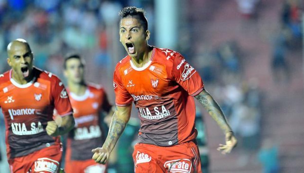 Illanes festejando uno de sus goles en la primera del club. (Foto: La Voz del Interior, archivo)