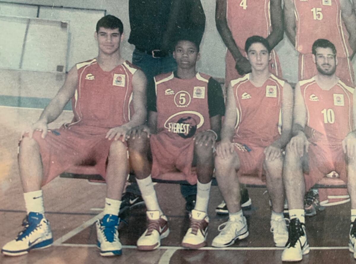 El pequeño Giannis en uno de sus primeros equipos. (Foto publicada por The Undefeated)