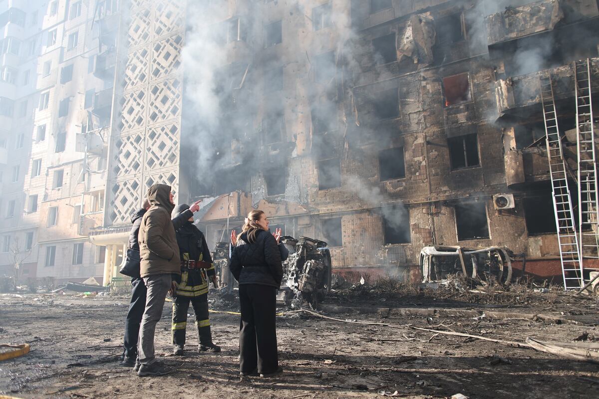 Los equipos de rescate extinguieron un incendio en un edificio residencial dañado por un ataque ruso en Ternópil, Ucrania, el miércoles 19 de noviembre de 2025. (Foto AP/Rostyslav Kovalchuk)
