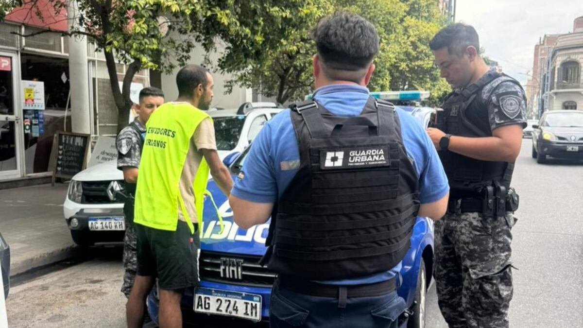 Detuvieron a seis naranjitas falsos por usar chalecos falsos (Foto: Municipalidad de Córdoba)