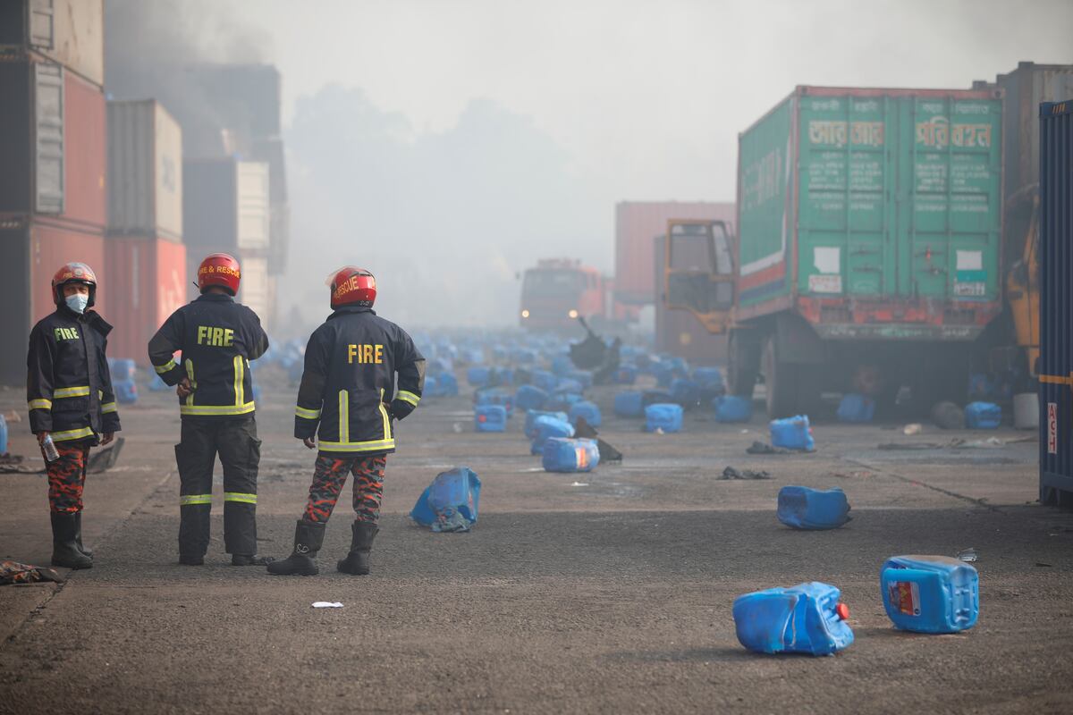 Incendio mortal en un depósito de Bangladesh. (AP)