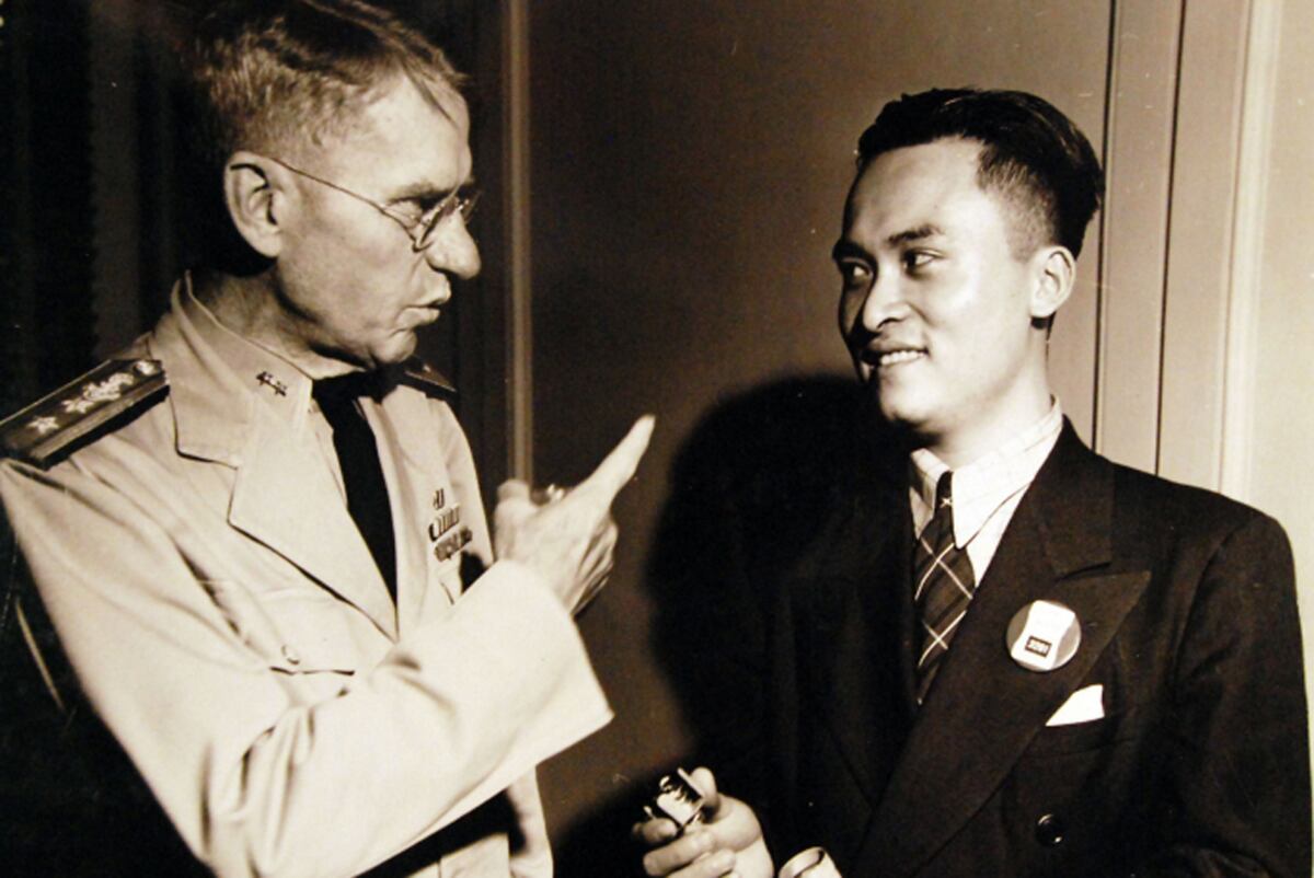 Poon Lim conversando con el almirante Julius A. Furer, tras haber sido rescatado.
(historyofyesterday.com)