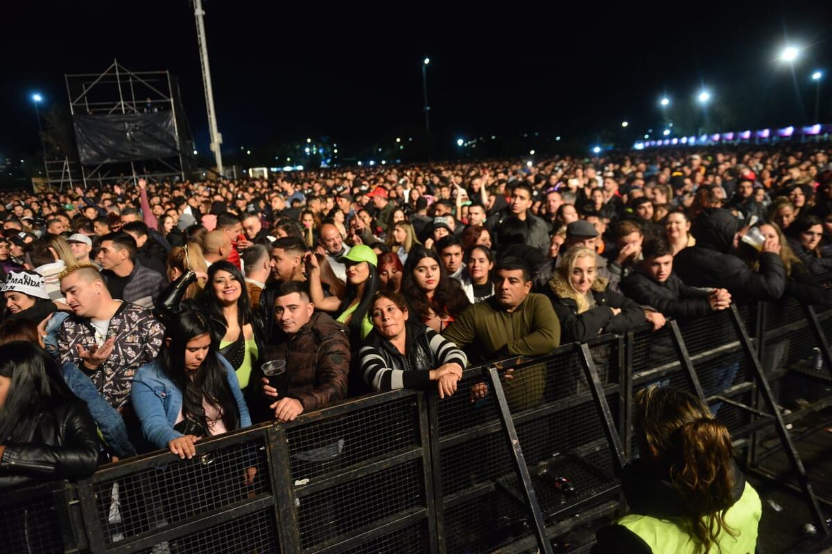 Miles de personas se congregaron en el Kempes para disfrutar del show. (Nicolás Bravo / La Voz)