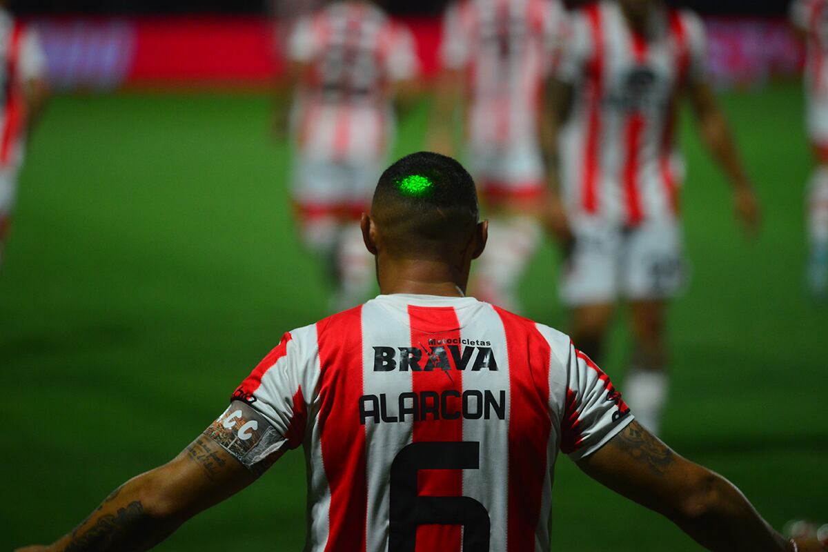 Clásico Belgrano - Instituto. Fernando Alarcón, el autor del 1 a 1, en Alberdi. (Nicolás Bravo / La Voz)