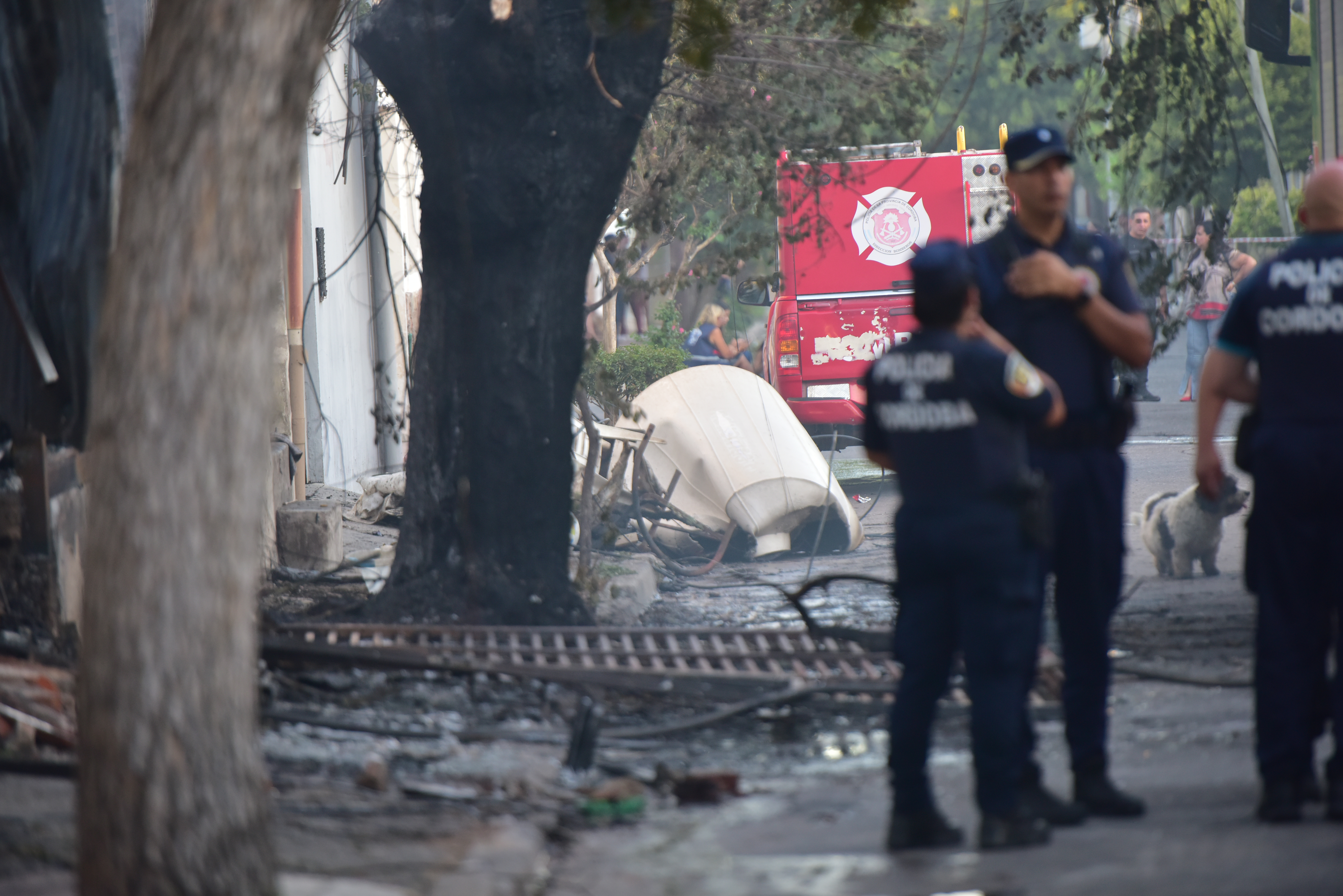 Incendio en una pensión en Barrio San Martín con el saldo provisorio de dos muertos y varios heridos. Foto Javier Ferreyra